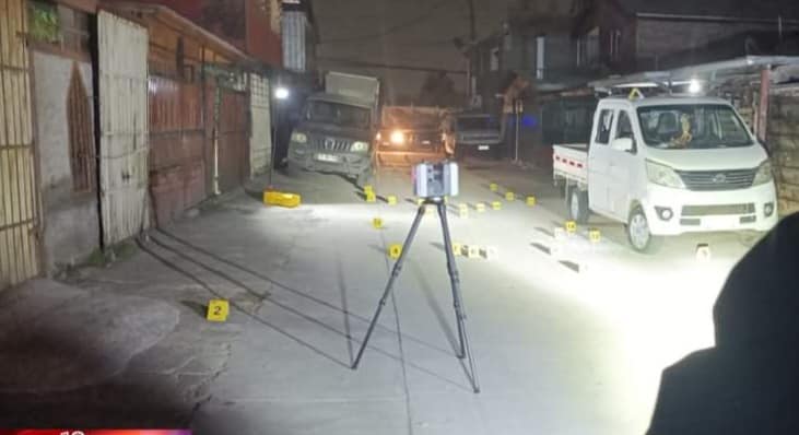 Un hombre fue herido por disparos mientras se encontraba dentro de un vehículo en San Pedro de la Paz, región del Bío Bío, cerca de la Ruta 160. El incidente ocurrió la noche de este viernes, justo frente al cruce de Michaihue. Según la información preliminar, la víctima recibió un disparo en una de sus piernas mientras estaba dentro del automóvil. Ataque durante la detención en un semáforo Un testigo informó a Radio Bío Bío que el agresor descendió de otro vehículo, se acercó al auto donde se encontraba la víctima, y disparó aproximadamente 7 veces. El atacante huyó rápidamente del lugar en una dirección desconocida, mientras los vehículos estaban detenidos por un semáforo en rojo. El testigo también señaló que el automóvil presentaba orificios de bala en la puerta del conductor, y que el agresor actuó solo. Carabineros y personal del SAMU llegaron al lugar para asistir al herido, quien fue trasladado posteriormente al Hospital Regional de Concepción