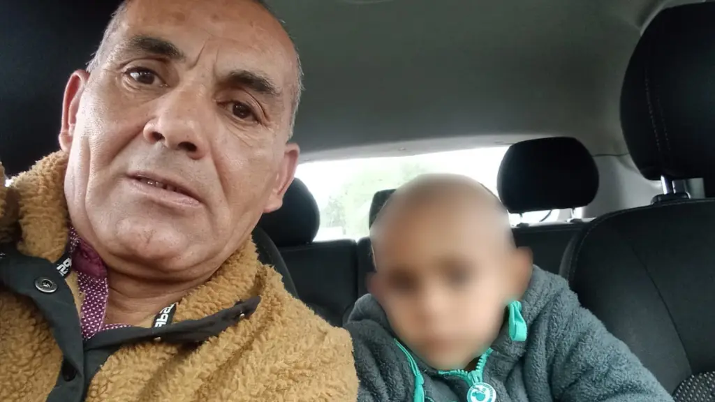 Padre de niño con rara enfermedad inicia caminata hacia La Moneda para solicitar pensión