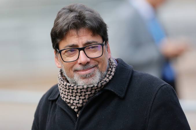 oto de Daniel Jadue durante un acto público, saludando a la multitud