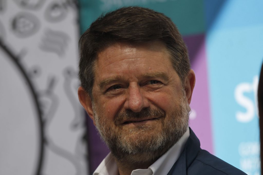 Denuncian a Claudio Orrego