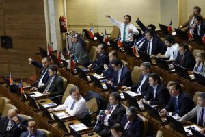 Diputados UDI exigen renuncia de asesores presidenciales tras caso Monsalve