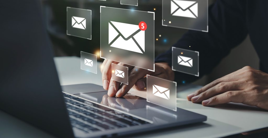 25 correos revelan el "acoso sistemático" contra Boric:.