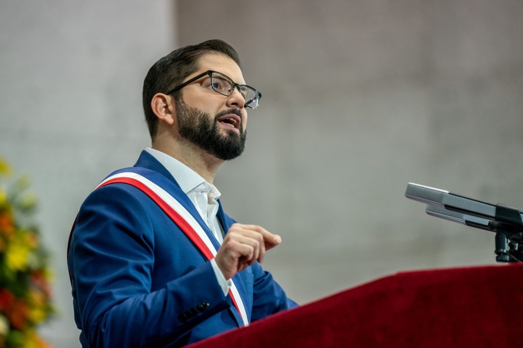 Foto del presidente Gabriel Boric durante conferencia pública"
