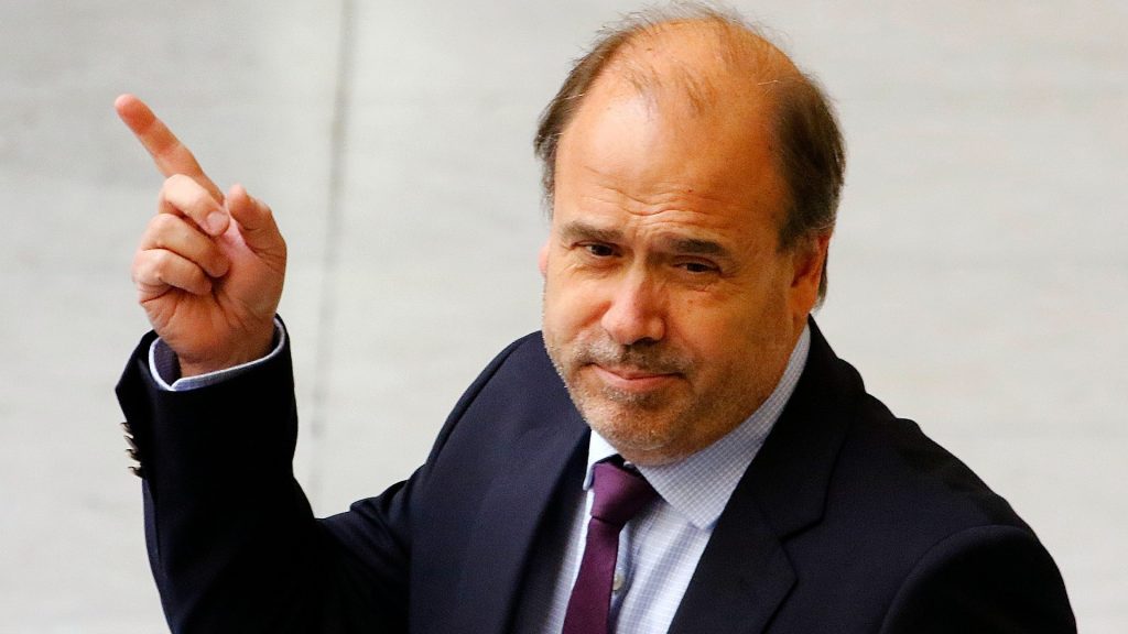 "Te pasaste varios pueblos": Alberto Undurraga rechaza propuesta de alianza de centro con PPD, RN y Radicales.