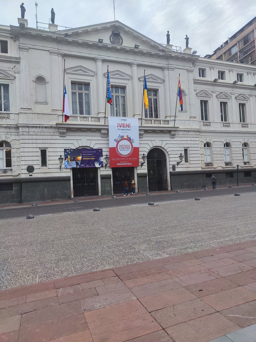 Municipio de Santiago retira banderas mapuche y LGBTIQ tras la llegada de Mario Desbordes.