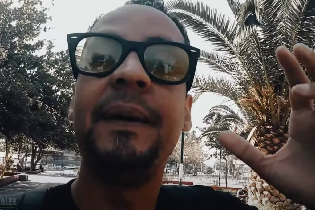 Youtuber venezolano critica a chilenos por xenofobia y dificultades para migrantes en Chile.
