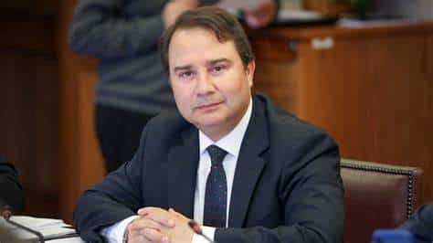 Debate político por reforma de pensiones en Chile. Parlamentarios critican a Boric.