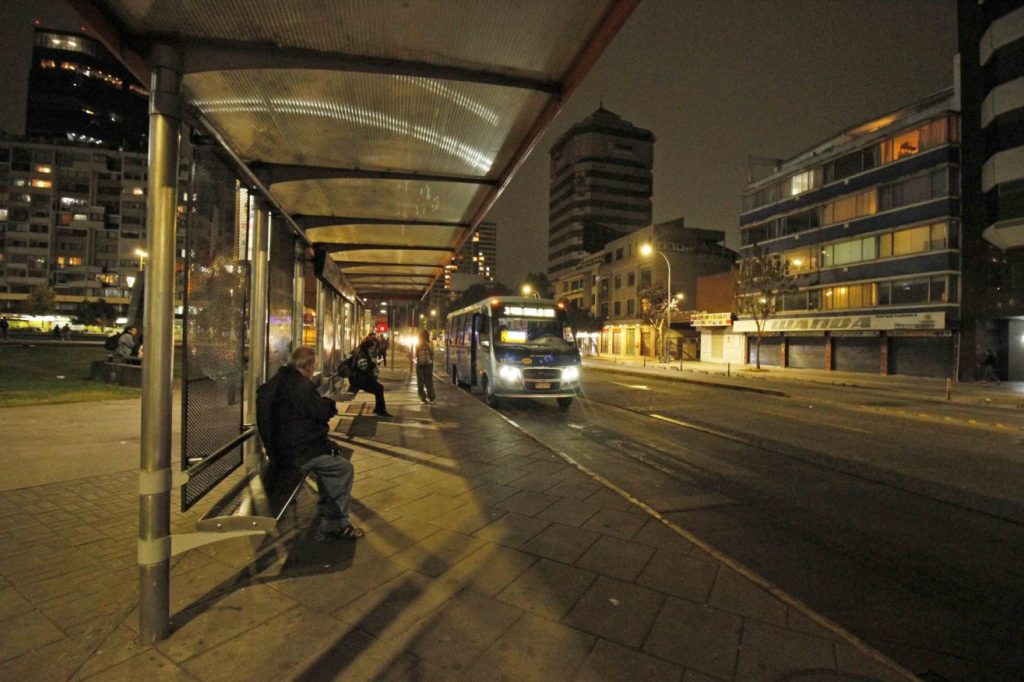 Micros en Gran Concepción circulando durante la noche.