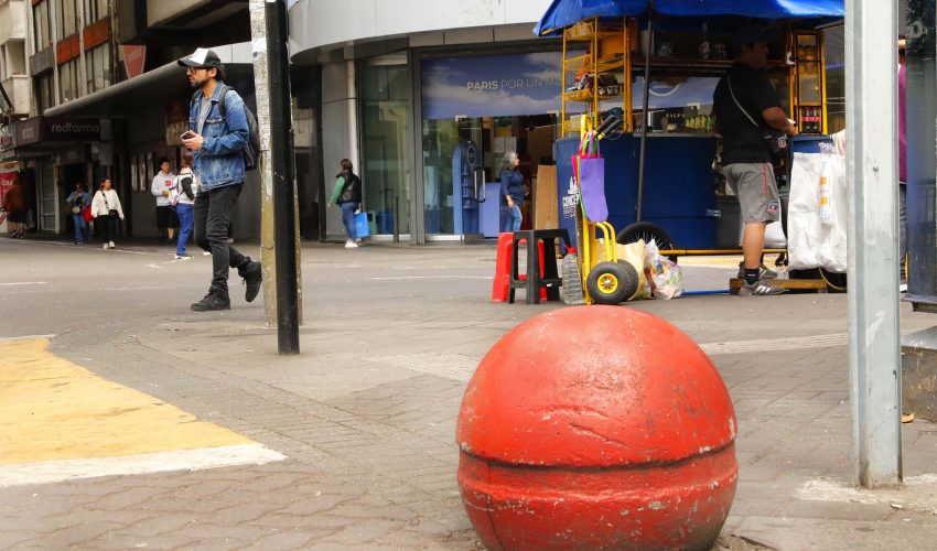 Obstáculos urbanos como bolones en pasos peatonales para controlar el comercio ambulante