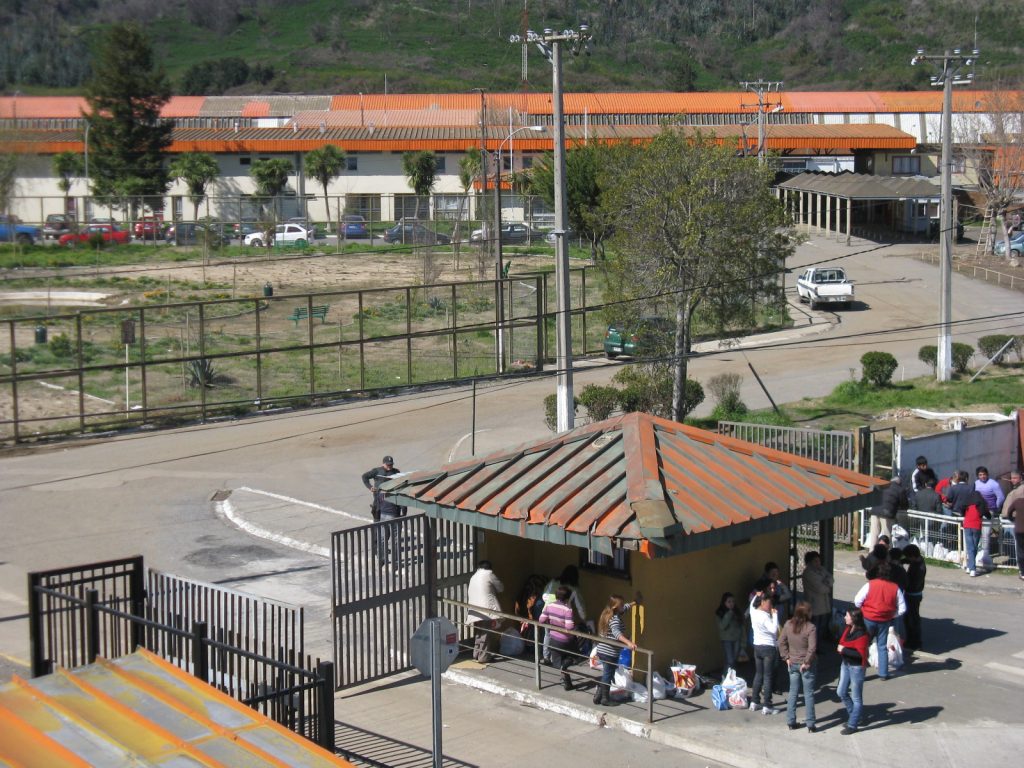 Madre de reo decapitado en cárcel penquista presenta querella por homicidio calificado.