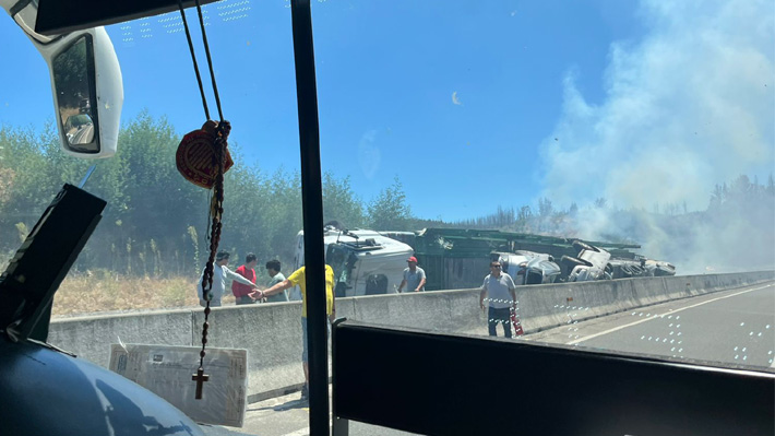 Camión vuelca en la Ruta del Itata y genera principio de incendio.