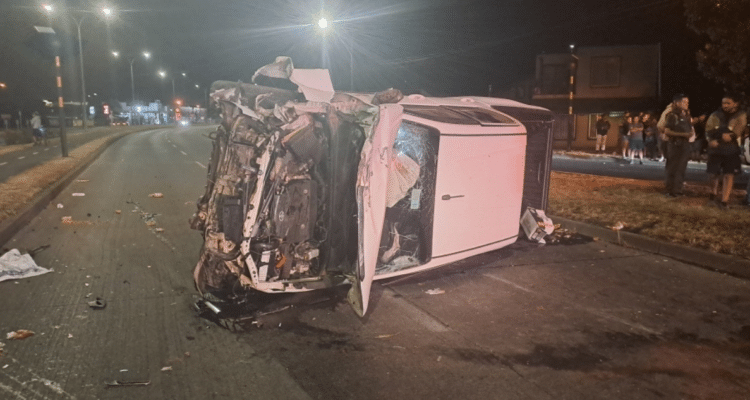Camioneta involucrada en accidente de tránsito en Temuco que dejó un lactante fallecido y varios heridos.
