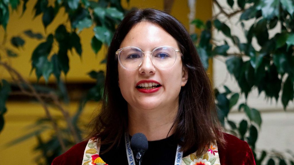 Irací Hassler en conferencia de prensa respondiendo a acusaciones.