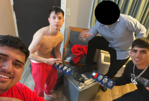 Siete chilenos acusados de robo a deportistas en EE.UU posando con objetos robados