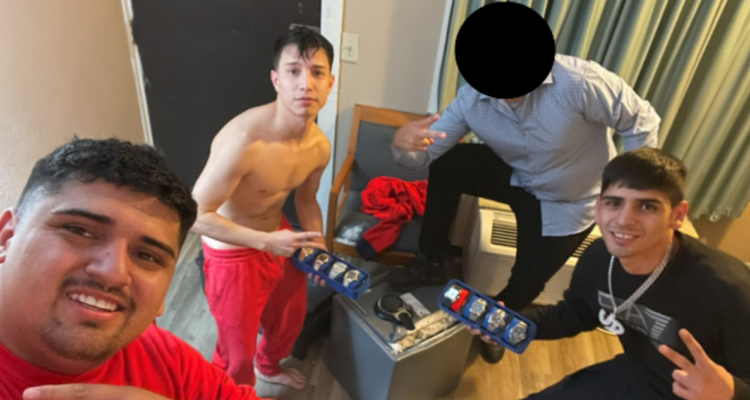 Siete chilenos acusados de robo a deportistas en EE.UU posando con objetos robados