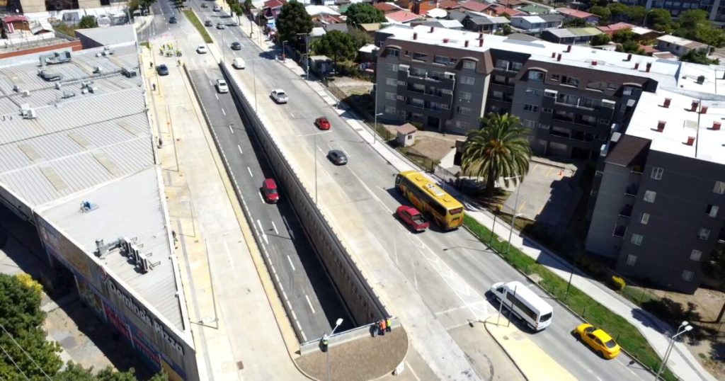 Foto del paso inferior de Avenida Los Carrera recién inaugurado en Concepción