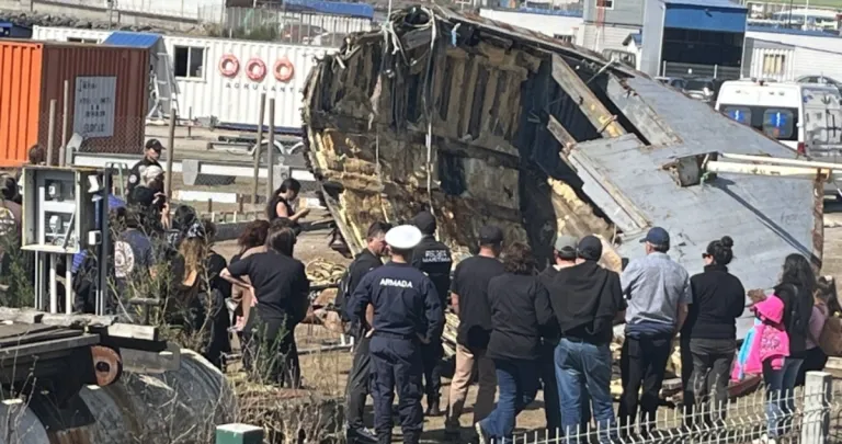 Proa dañada de la lancha Bruma, símbolo de una tragedia que conmueve al Bío Bío
