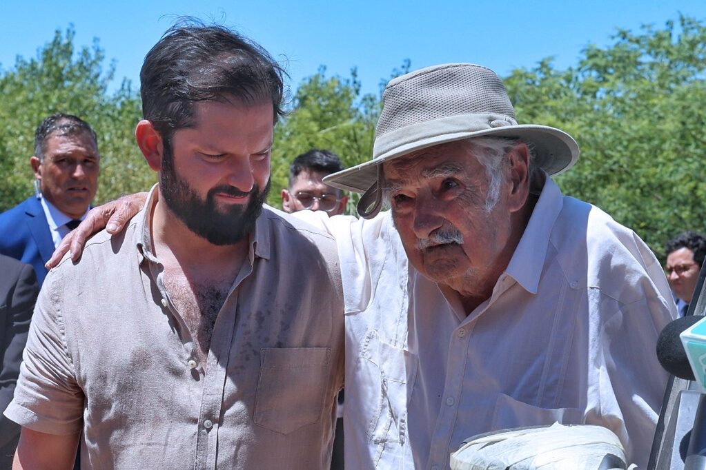 Gabriel Boric planta olivo con Pepe Mujica