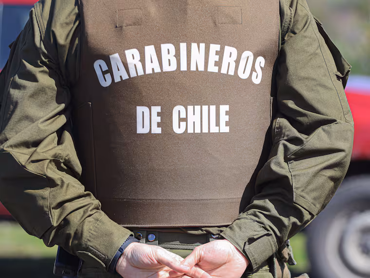 Personal especializado del OS9 y Labocar de Carabineros realizando peritajes en la base del edificio de la Población Centinela en Talcahuano.