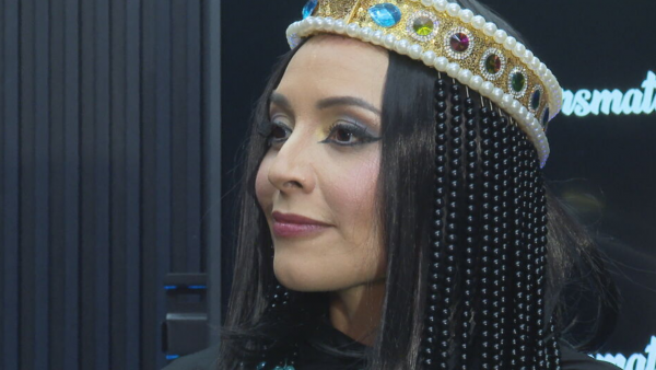 Camila Polizzi sonriendo, vestida con un traje de Cleopatra, posiblemente en el escenario o en una pose promocional.
