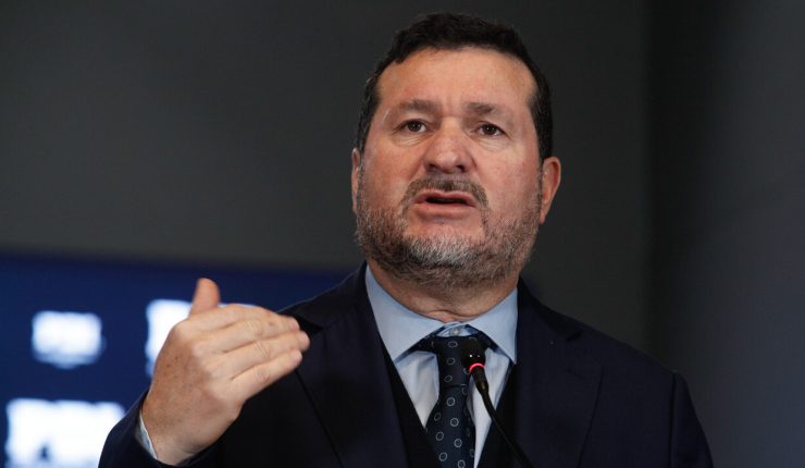 El fiscal Héctor Barros, jefe del ECOH, hablando en una conferencia de prensa o entrevista, con un micrófono.