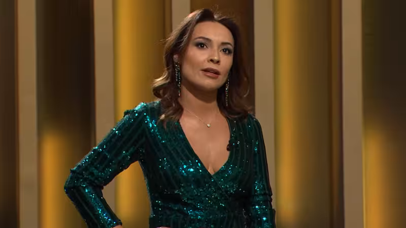 Camila Polizzi hablando en un set de televisión, con una expresión seria y gesticulando, en el programa "Podemos Hablar".