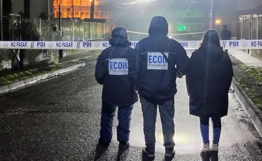 Vehículo policial de la PDI en el lugar de la balacera en San Pedro de la Paz donde un hombre resultó gravemente herido.