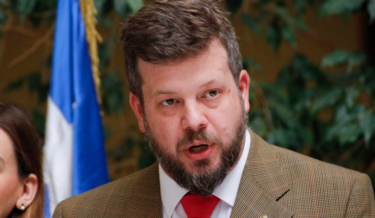 El candidato presidencial Johannes Kaiser gesticulando durante una entrevista donde criticó al feminismo en Chile.