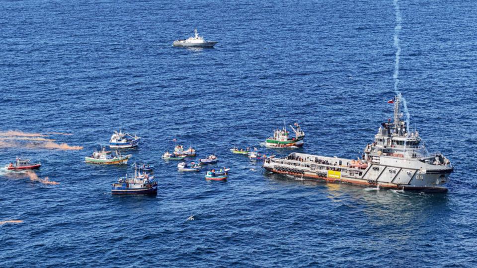 Un buque de la Armada de Chile, como el buque científico Cabo de Hornos, navegando en el mar durante una operación de búsqueda y rescate.
