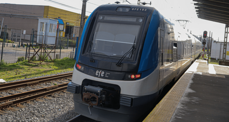 Un tren del servicio Biotren en una de sus estaciones, representando el proyecto de extensión a Penco.