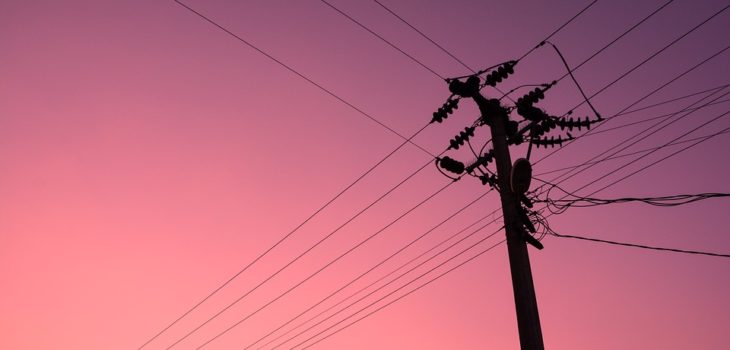 Poste de luz en el centro de Concepción, donde dos sujetos fueron detenidos por el robo de cables de fibra óptica.