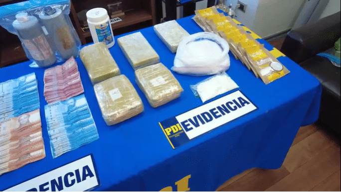 Drogas, dinero y otros elementos incautados por la PDI en operativo contra red de narcotráfico con nexos en la región del Bío Bío.