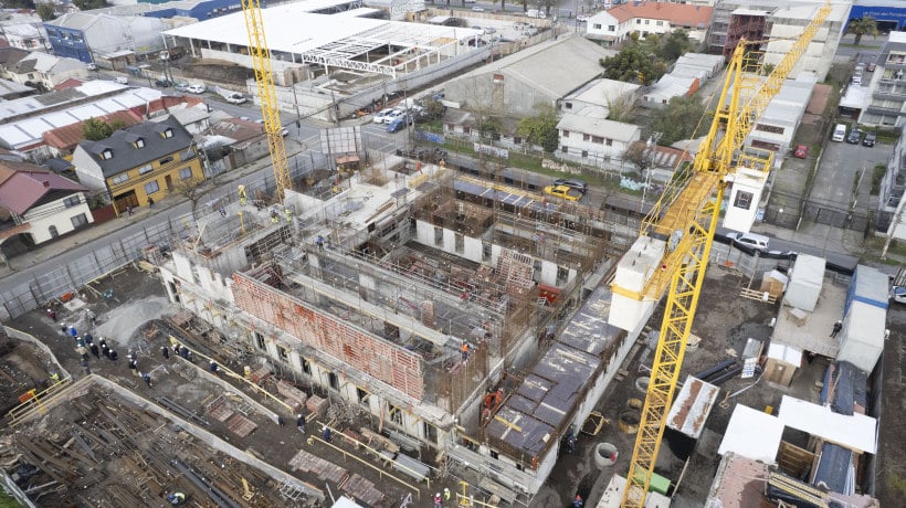 Autoridades, como el alcalde Héctor Muñoz, recorriendo las obras en construcción del nuevo Cesfam O'Higgins en Concepción.