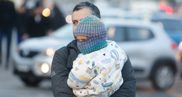 Paisaje de la Región del Biobío con escarcha cubriendo las plantas debido a las heladas matinales.