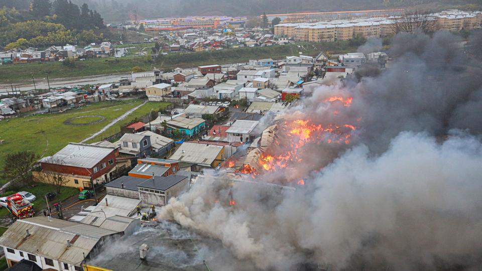 Personal de Labocar de Carabineros realizando peritajes forenses en el sitio del devastador incendio en el sector Chillancito de Concepción.