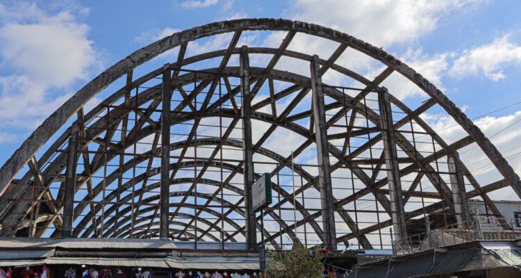 El gobernador regional del Biobío, Sergio Giacaman, durante una intervención sobre el futuro del Mercado Central de Concepción.