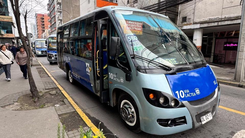 Un conductor de un bus del transporte público del Gran Concepción al volante, representando la profesionalización del oficio.