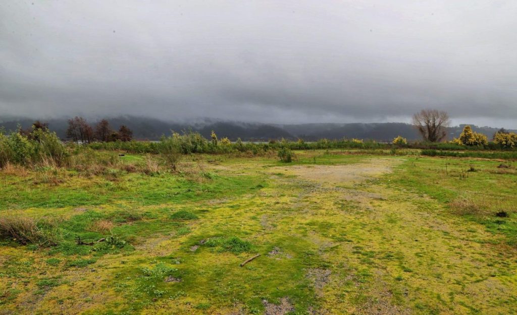 El Ministro de Bienes Nacionales, Francisco Figueroa, junto al alcalde de Chiguayante, Jorge Lozano, anunciando el proyecto del nuevo parque urbano a orillas del río Biobío.