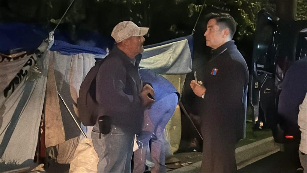 Equipo de la Ruta Médica del Servicio de Salud Concepción atendiendo a una persona en situación de calle durante un operativo nocturno.
