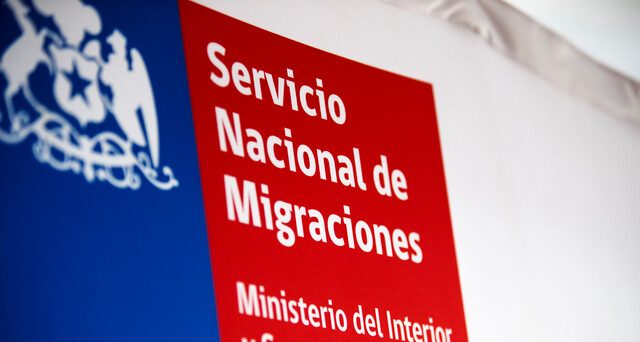 Avión en la losa de un aeropuerto, en el contexto de un operativo de expulsión de extranjeros desde Chile.