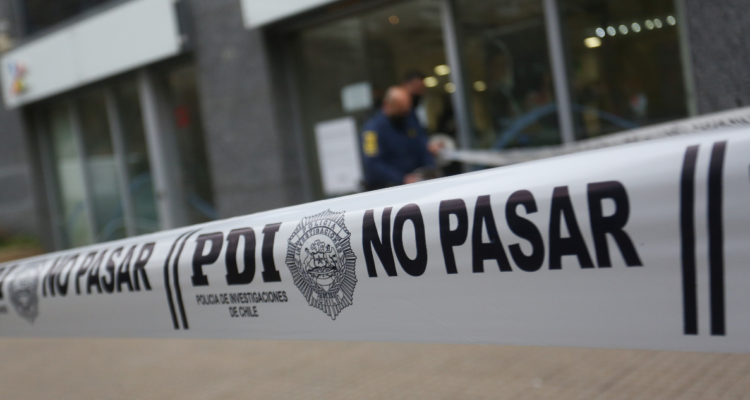 Detectives de la Brigada de Robos de la PDI de Concepción trabajando en el sitio del suceso tras el millonario asalto a una empresa en la ciudad.