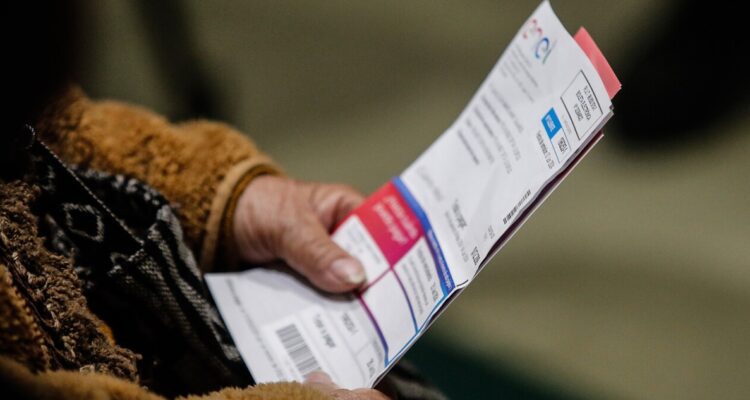 Una persona revisando su boleta de la luz, preocupada por el alza en las cuentas y el subsidio eléctrico.