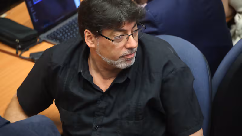 El exalcalde de Recoleta, Daniel Jadue, en las afueras de un tribunal.