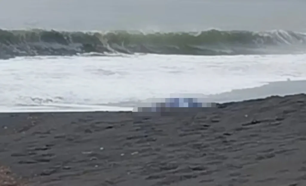 Personal de la PDI trabajando en el sitio del suceso en la playa de Boca Sur, San Pedro de la Paz, con la cinta de seguridad acordonando el área.