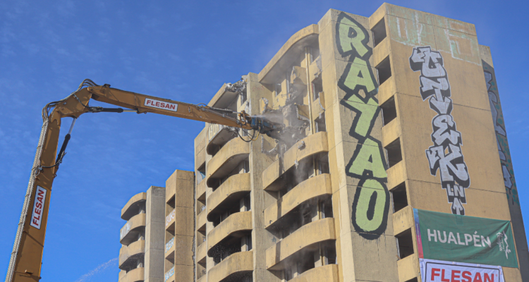 Un grupo de vecinos y damnificados del edificio Puerto de Palos en las afueras de la Corte de Apelaciones de Concepción.