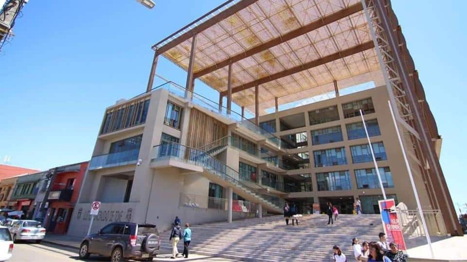 Bomberos y personal del SAMU desplegados en las afueras del edificio de la Municipalidad de Tomé durante la emergencia.