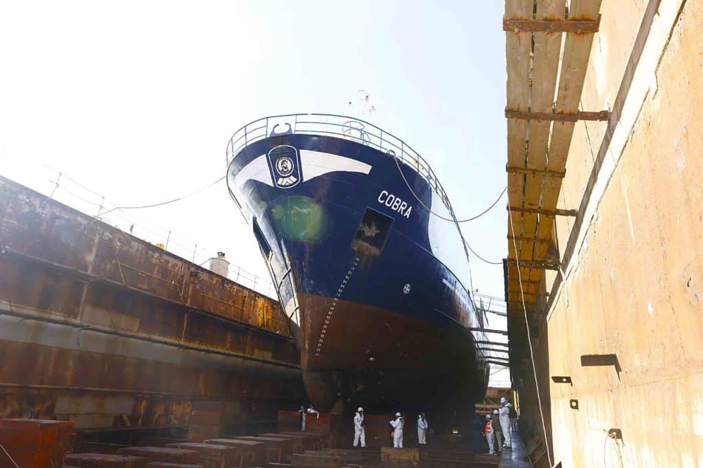 Un fotomontaje con el rostro del tripulante fallecido, Juan Sanhueza, y de fondo el barco pesquero de altamar PAM Cobra.