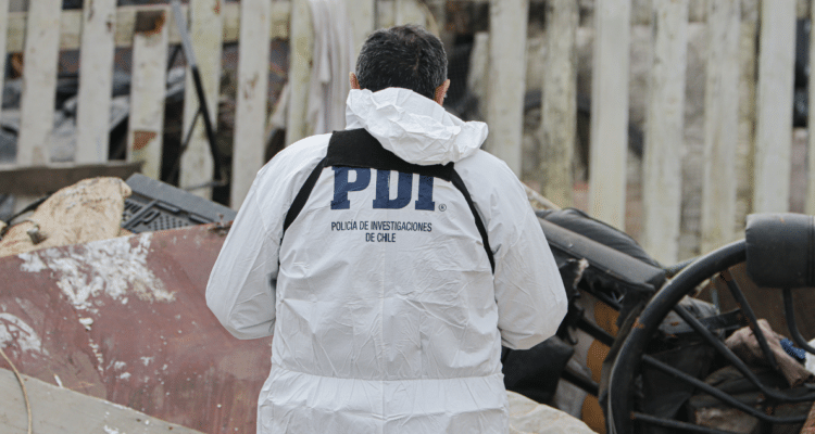 El exterior de una casa abandonada o "okupa" durante la noche, con presencia policial.