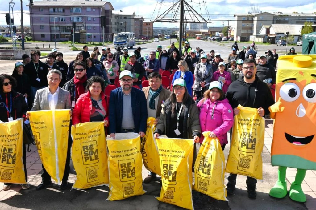 Alcalde de Hualpén, Miguel Rivera, junto a autoridades en el lanzamiento del nuevo sistema de reciclaje de la comuna.