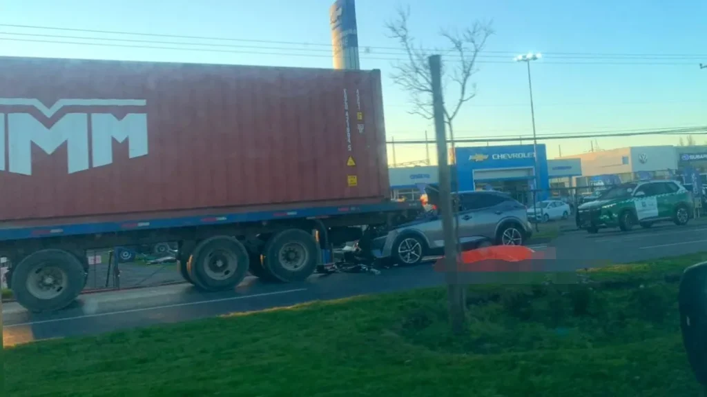 Vehículo menor destruido tras colisión de alta energía con un camión en Avenida Las Industrias, Los Ángeles.